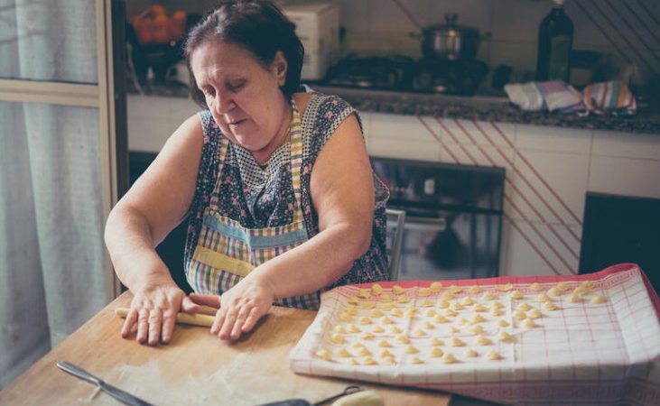 Smestila sam dementnu majku u dom pa se gorko pokajala: Čim sam je vratila kući primetila sam važnu stvar