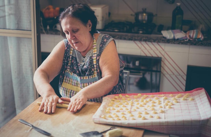 Smestila sam dementnu majku u dom pa se gorko pokajala: Čim sam je vratila kući primetila sam važnu stvar