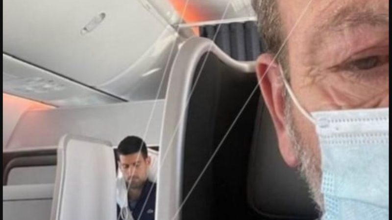 JEDAN PUTNIK JE KRIŠOM SLIKAO ĐOKOVIĆA U AVIONU DOK JE OVO RADIO: Pogledajte sliku (FOTO)